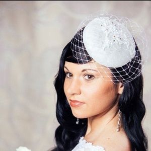 NEW Gorgeous Bridal PillBox Hat with Medium Veil